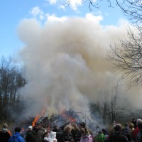 Osterfeuer in Buxtehude mit großer Rauchwolke