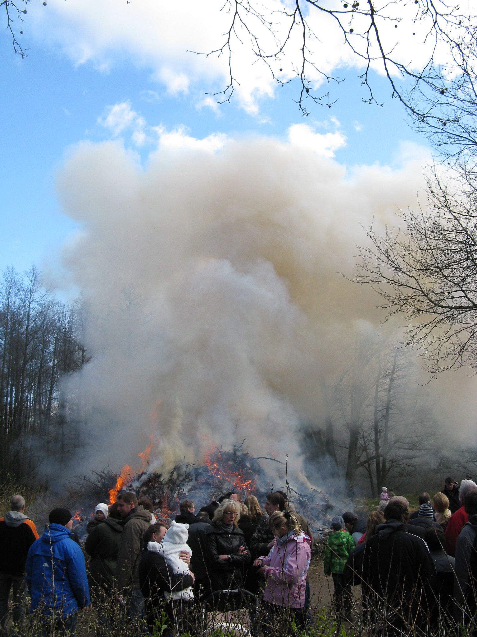 Osterfeuer in Buxtehude mit großer Rauchwolke